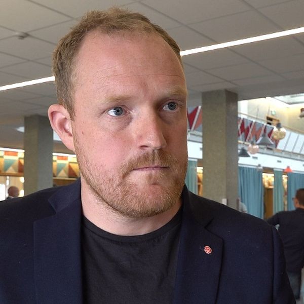 En korthårig man tittar bredvid kameran.