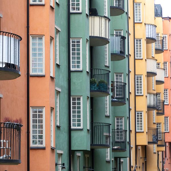 Tvådelad bild. Vänster: färgglada husfasader. Höger: en man i kostym står inomhus.