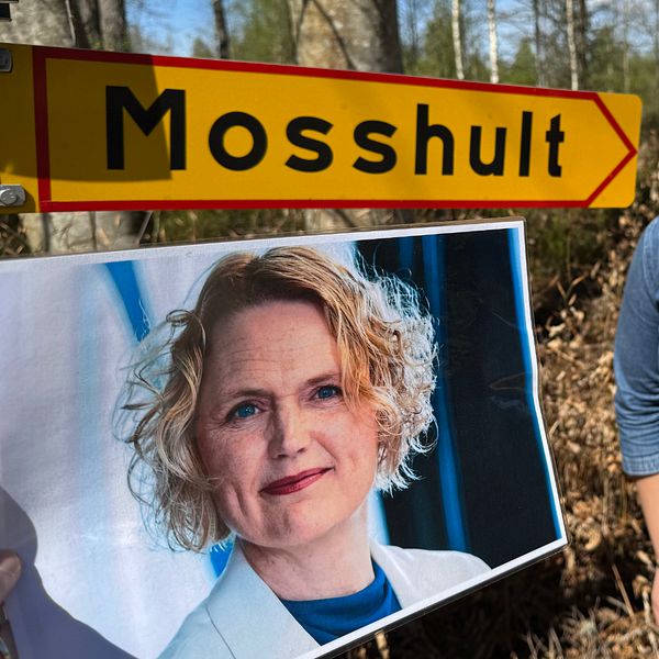 Tvådelad bild: skylt med texten ”Mosshult”, person utomhus och ett porträttfoto på skylt.