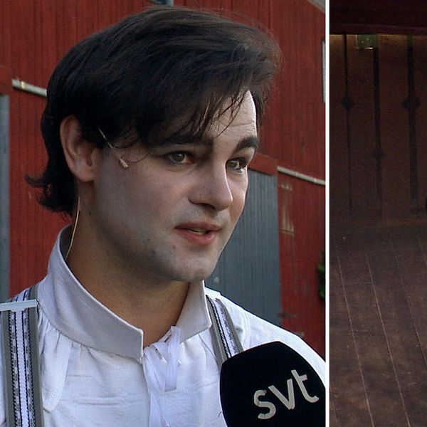 Skådespelare i kostym på Västanå teater under föreställningen Liljecronas hem