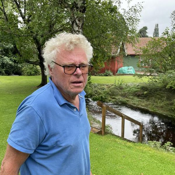 Kennert Karlsson i Norrhult visar översvämmad tomt efter kraftigt regn och skyfall.