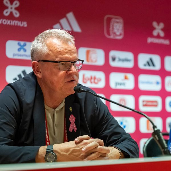 Head coach Janne Andersson and Victor Nilsson Lindelöf of Sweden during a press conference after the suspended UEFA Euro Qualifier football match between Belgium and Sweden on October 16, 2023 in Brussels.