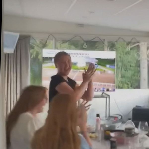 Personal hos travtränare Daniel Wäjersten jublar när Borups Victory vinner Hugo Åbergs Memorial på Jägersro 2024