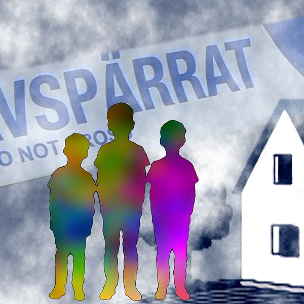 Illustration av barn i Älvsbyn-fallet och illustration av hus. Polisavspärrning i bakgrunden, från tidigare inslag om fallet.