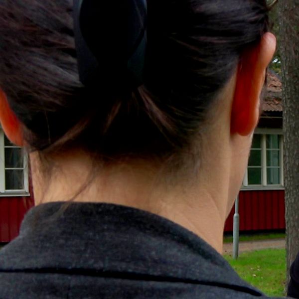 Aktivisten ”Lena”, som egentligen heter något annat, vänd med ryggen mot kameran när SVT:s reporter intervjuar henne.
