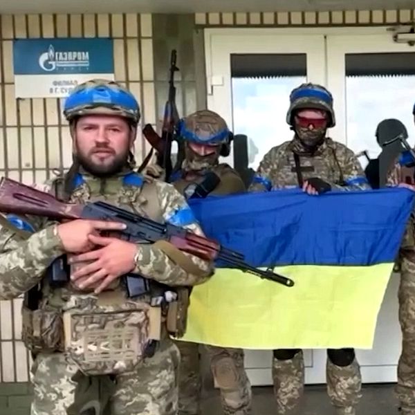 Ukrainska soldater, ryska soldater ligger på en väg