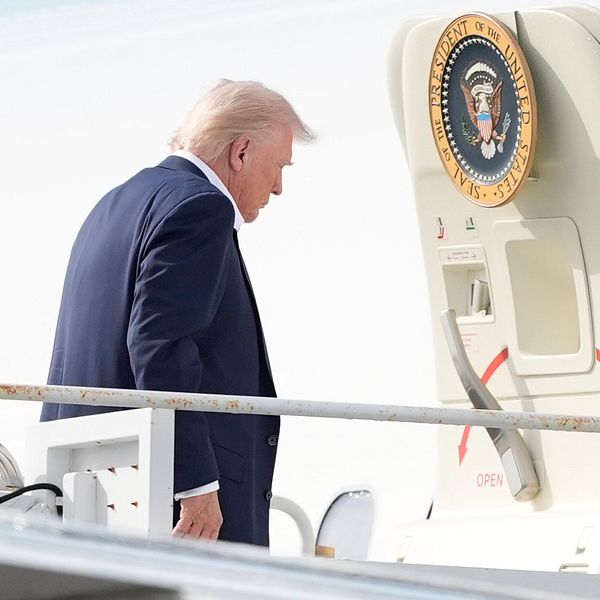 Donald Trump går upp för trappan till presidentflygplanet Air Force One.