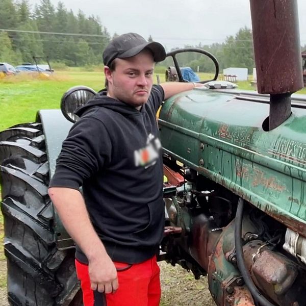 Emanuel Kunosson vid en traktor