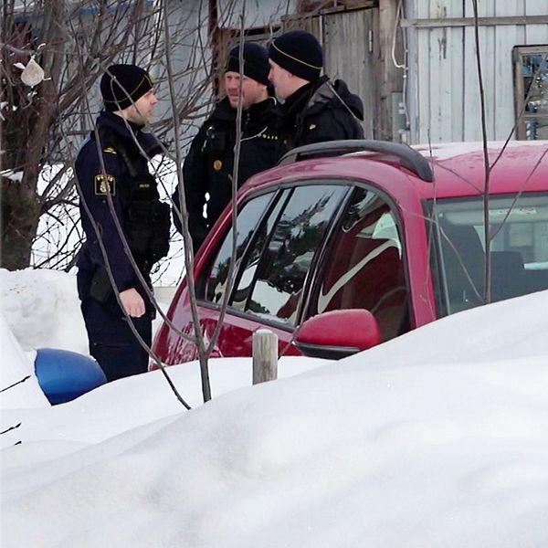 Bild på poliser samt åklagare Elin Björkén.