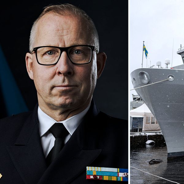 En militärperson i uniform på vänster sida och en grå marinbåt med numret A 202 på höger sida. Båten ligger för ankar i en hamn under snöfall.