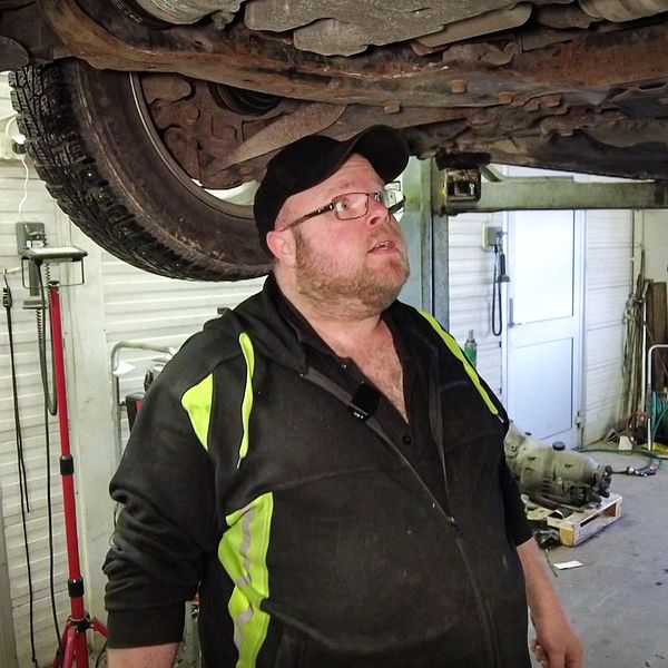 Till vänster bilmekanikern Fredrik Holm under en bil, till höger ett råttbo i en motorhuv.