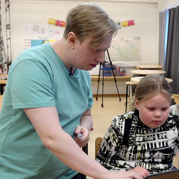 Lärarstudenten Albin hjälper en elev till vänster och till höger tittar en annan elev in i kameran.