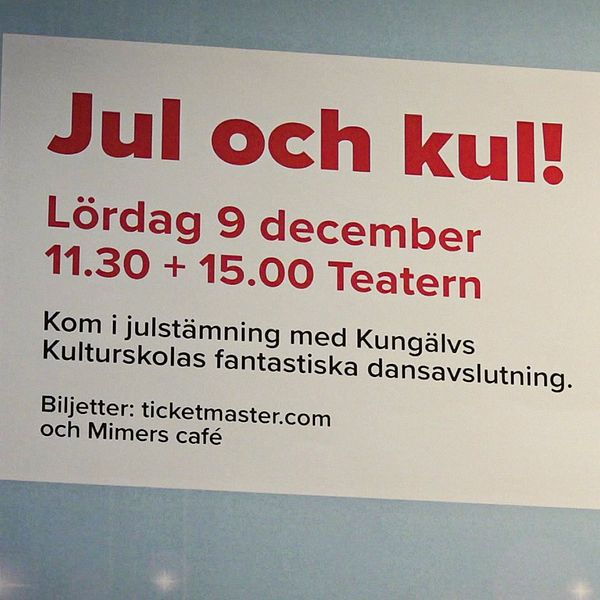 Rapparen Jul under ett framträdande med mikrofonen i ena handen. Till vänster en bild på skylten till föreställningen Jul och kul!