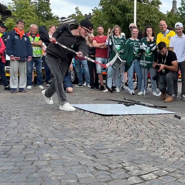 Oliver Solberg skjuter ett hårt slagskott inför massa publik på Stora torget i Karlstad.