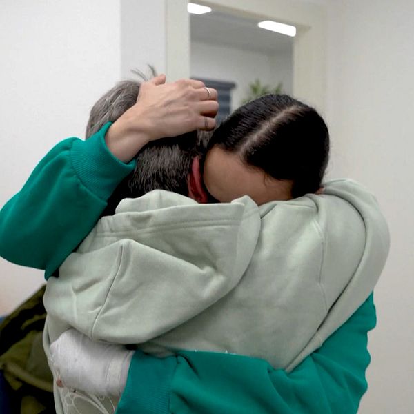 Känslomässiga scener när de tre första frisläppta kvinnorna ur israeliska gisslan i söndags återsåg sina familjer.