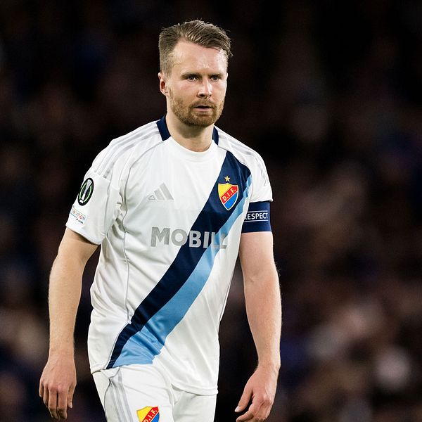 Delad bild. Till vänster: Djurgårdens spelare på planen. Till höger: Blåklädda spelare firar.