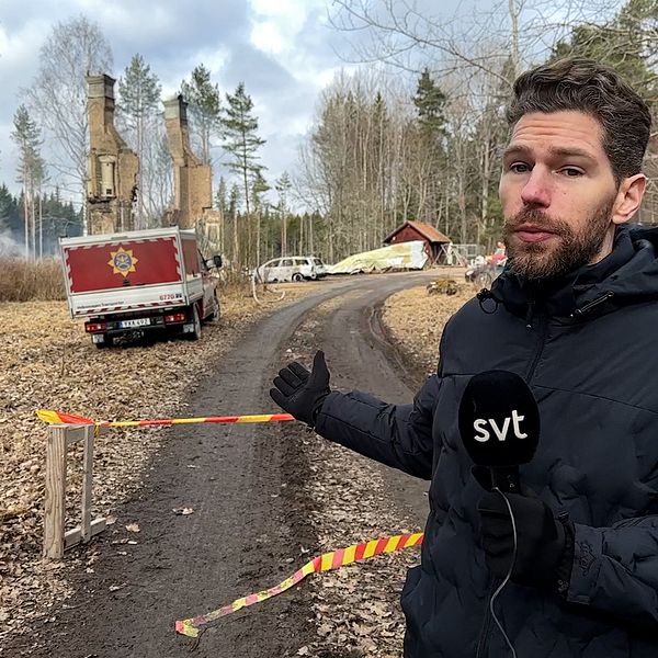 SVT:s reporter på plats vid branden i Kilsmo utanför Örebro där tre personer befaras ha omkommit