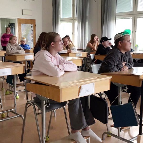 Till vänster elever i ett klassrum i Arvika som sitter vid sina skrivbord, med fokus på deras uppmärksamhet. Till höger syns en skylt i en skolmatsal som tackar för att man inte matar en papperskorg – en del av arbetet med att minska matsvinn i kommunen.