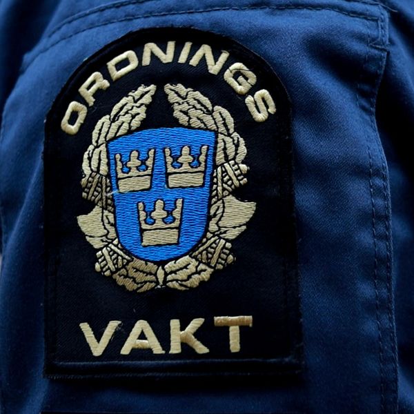 Ordningsvakts-logga. Kvinna på promandstig.