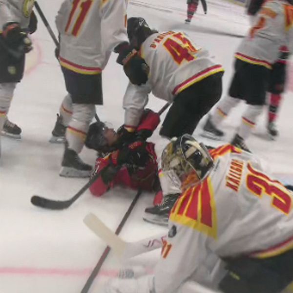 Delad bild. Vänster: ishockeyspelare vid nedfallen spelare. Höger: spelare i vit tröja med gul logotyp.