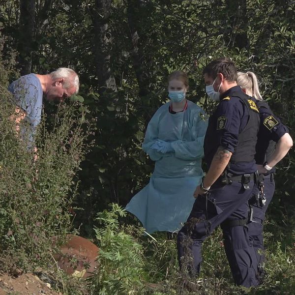 Till vänster: människor i skogsdunge tittar på döda ponnyn på Alnön. Till höger: manlig polis.