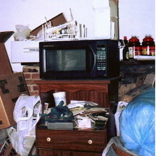 Bild på rum med grejer och skräp som samlats på hög. Laudi Sivenbring, som jobbar i samlarteamet.