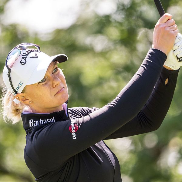 Tvådelad bild. Vänster: golfare svingar. Höger: golfboll nära hål på greenen.