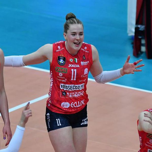Delad bild. Vänster: volleybollspelare i röd tröja gestikulerar. Höger: spelare firar vid nätet.