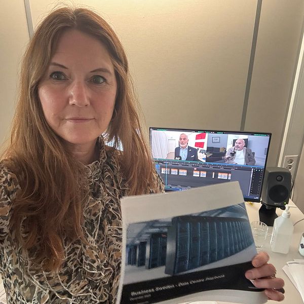SVTs reporter visar en rapport från Business Sweden i SVT-studion