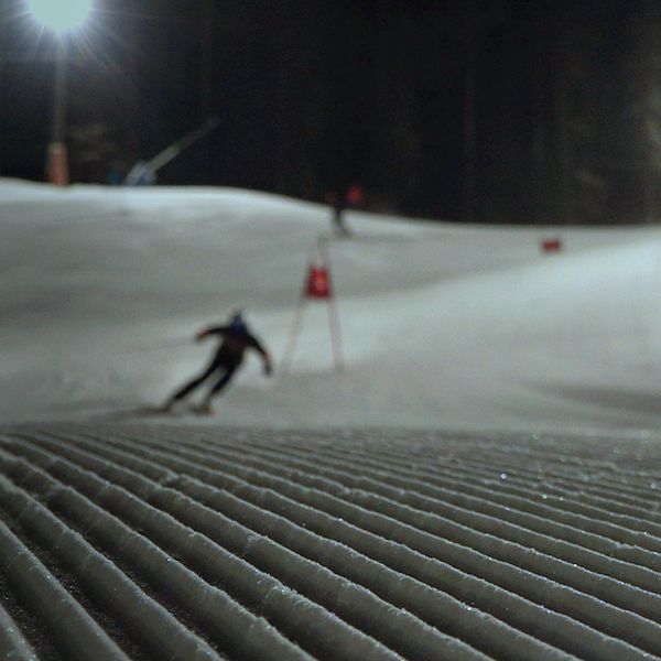 Liselott Ljunggren Andersson står med skidhjälm i en Litsbacken.