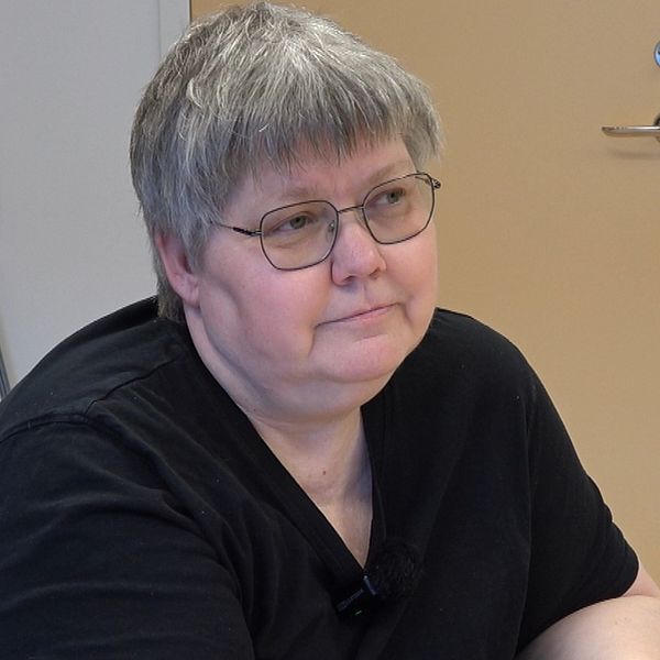 Delad bild. Till vänster: person i svart tröja. Till höger: diabetesmaskin