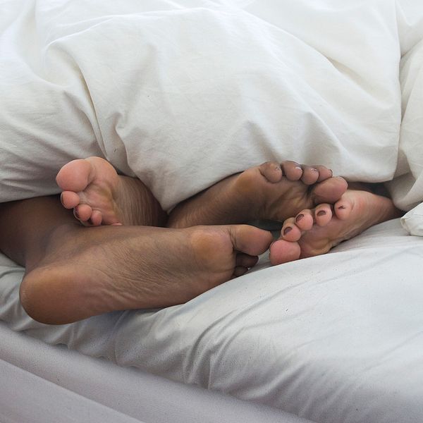 Två personer i en säng samt närbild på olika tabletter, kopplat till dopningsrädsla.