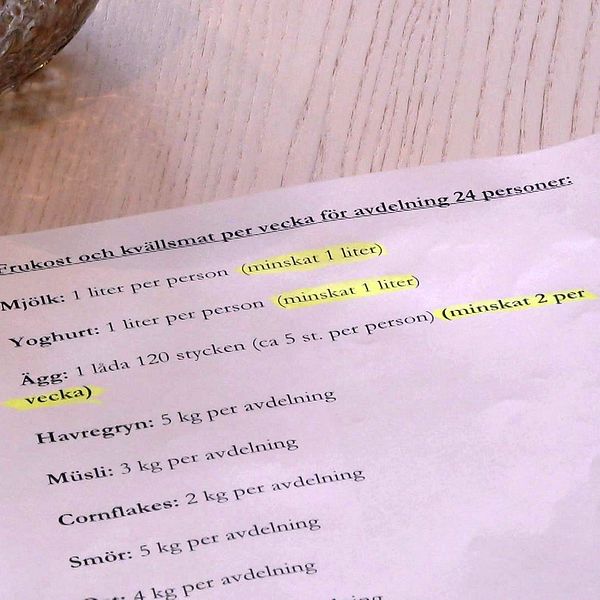 Delad bild. Till vänster: närbild på ett dokument med markerad text. Till höger: person i uniform.