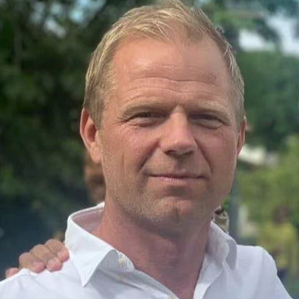 Delad bild. Till vänster: person i vit skjorta. Till höger: brinnande byggnad med svart rök.