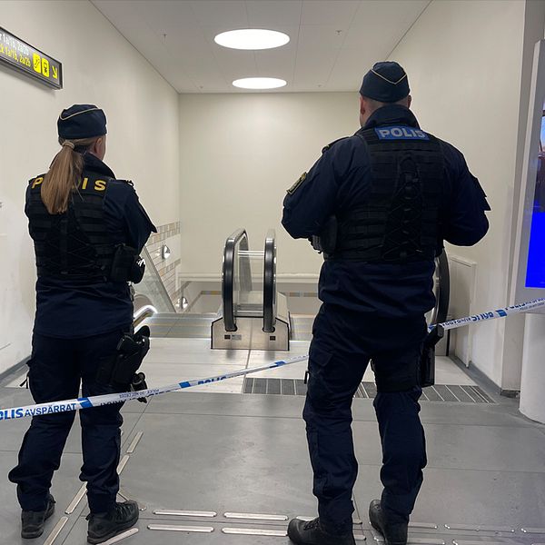 Bildens vänstra sektion visar två poliser som står vid en avspärrning inne på Knutpunkten i Helsingborg. Bildens högra sektion visar en närbild av en polisbil utanför Helsingborgs Central.