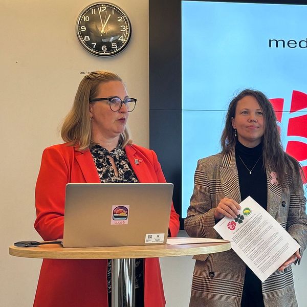 Carina Sammeli (S) presenterar det nya minoritetsstyret i Luleå vid en presskonferens