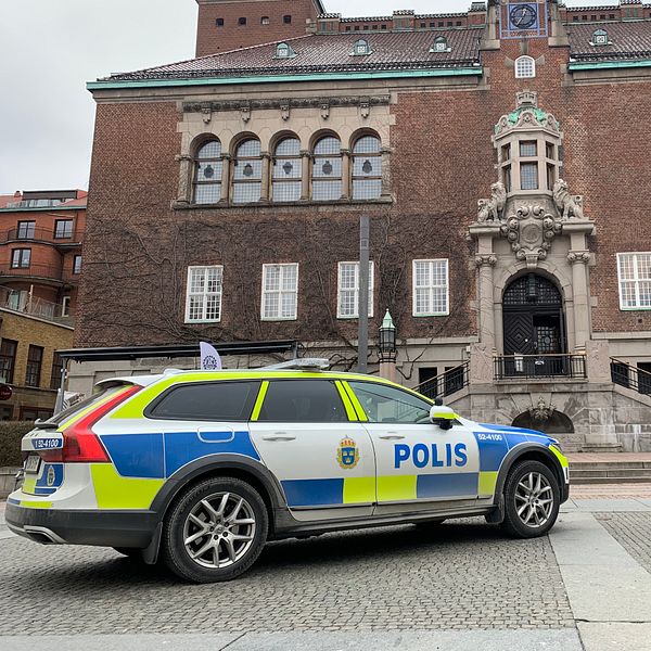Polisbil utanför tingsrätten i Borås och dykare i Viskan