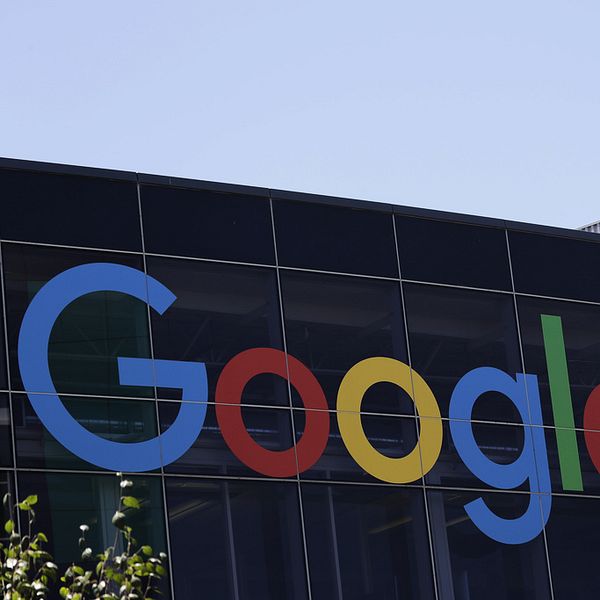Googles logga på en fasad.