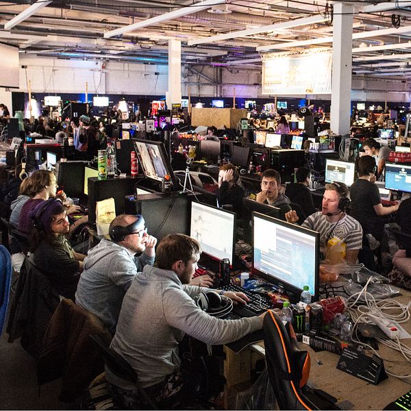 Gaming center. En kvinna som pratar