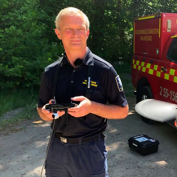 En drönare flyger framför en brandman