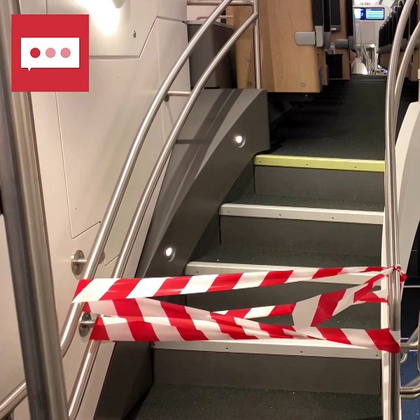 Trappan upp till tågets övervåning är avspärrad med rött och vitt band.