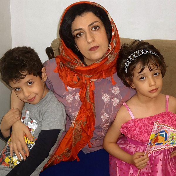 Narges Mohammadi med sina barn till vänster, ett brev till höger