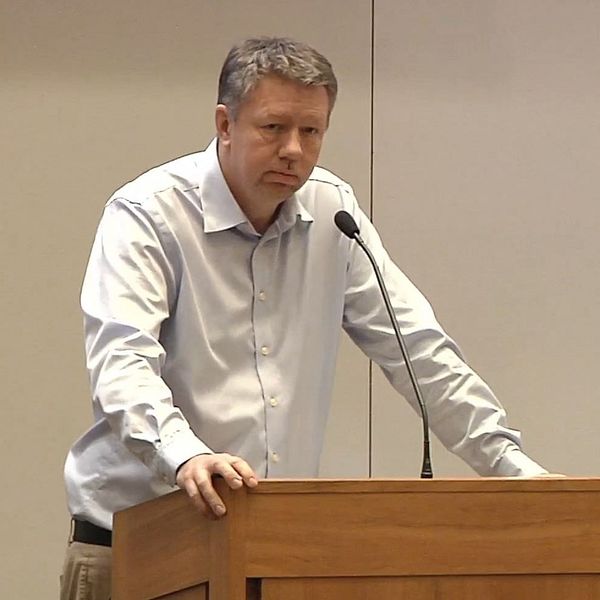 En delad bild som visar två personer: till vänster står en man vid ett podium under en presentation, och till höger syns en kvinna framför en tegelvägg, båda i professionella sammanhang.