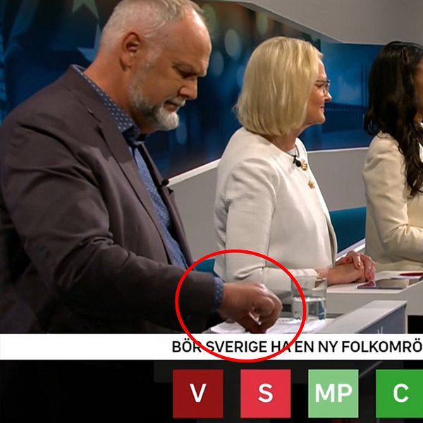 Flera personer vid mikrofoner