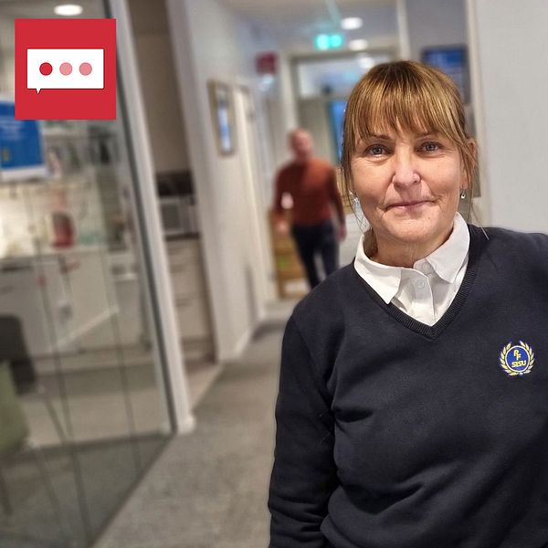 Kvinna står i kontorslandskap och lutar sig med ena armen på ett skåp.