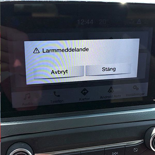 Johan Klinthammar i bilen bredvid en radio med ryskt varningsmeddelande