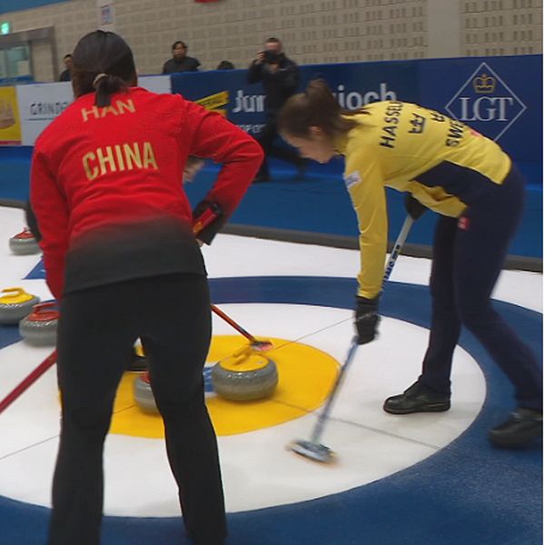 Tvådelad bild. Vänster: kinesisk och svensk spelare under curlingmatch. Höger: person firar seger.