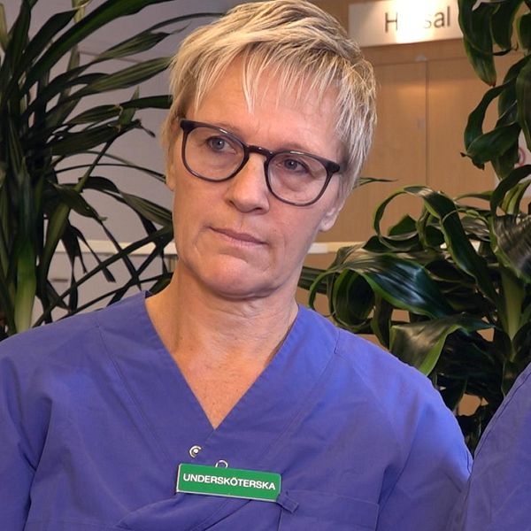 Viveca Lundberg och Gita Norèn arbetar som undersköterska respektive sjuksköterska på Kungälvs sjukhus och de är upprörda för att regionen sagt upp löneavtalet poängmodellen.