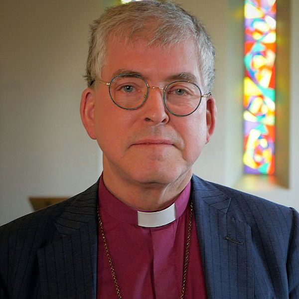 Biskop Åke Bonnier som står i en kyrka och en bild på Lisa i Järpås..