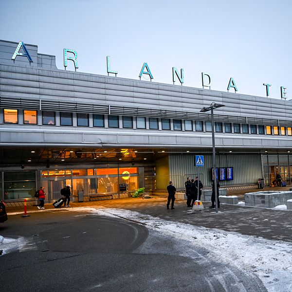 Flygplatsen Arlanda Terminal 5 under en vinterdag med lätt snötäcke på marken.